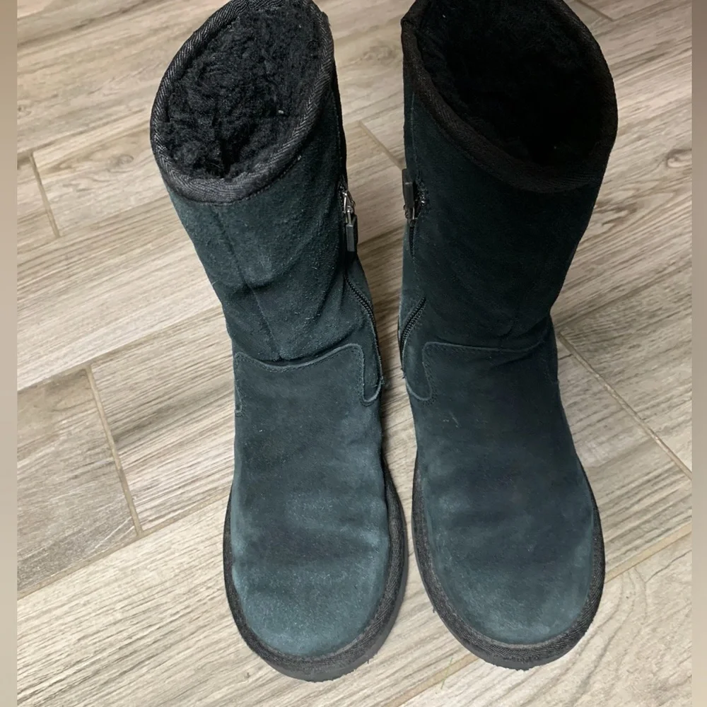 UGG Classic Short‎ Black Suede Side Zipper Winter Boots 1118957 Womens 5